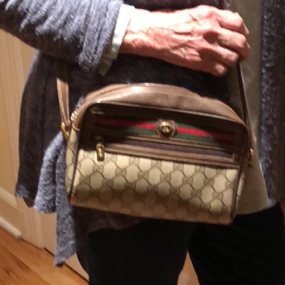 Lovely  vintage Gucci crossbody bag!